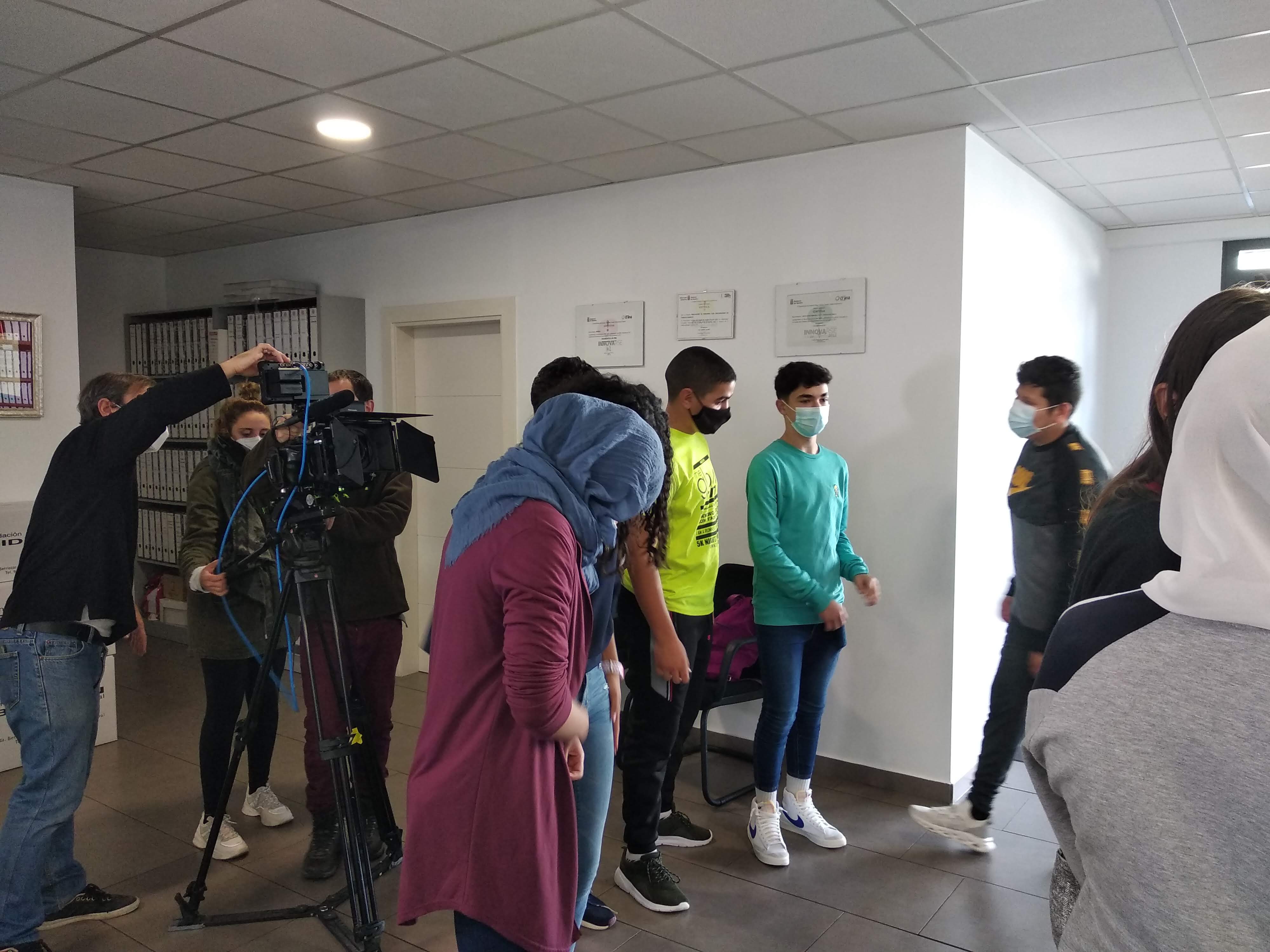 El alumnado de 3º de PMAR del Instituto Alhama de Corella visita las instalaciones de la empresa ADISCO y participa en el rodaje de la película 